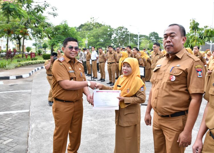 Pj Sekda Kota Padang, Yosefriawan menyerahkan penghargaan Employee of The 2nd Semester 2024 kepada ASN/Foto: Pemko Padang.