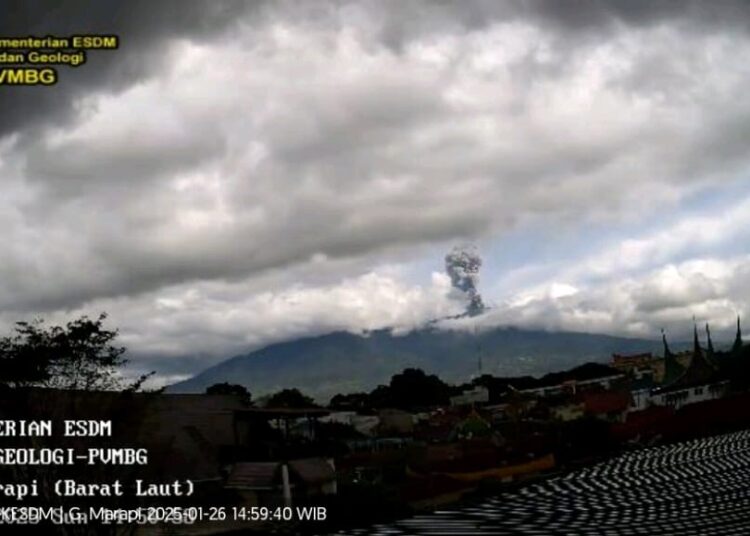 Gunung Marapi kembali erupsi hari ini Minggu (26/1).