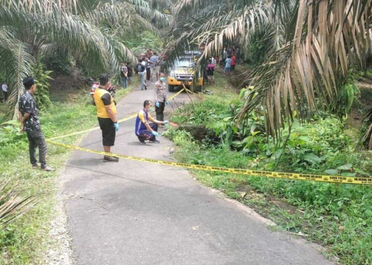 Polisi melakukan olah TKP di lokasi penemuan jasad korban. Ist