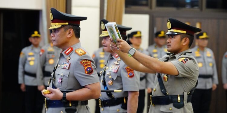 Serah terima jabatan Irjen Pol Dr. Gatot Tri Suryanta sebagai Kapolda Sumbar.