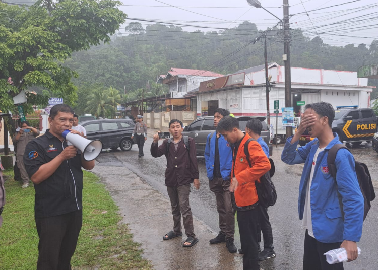 Perwakilan mahasiswa Pesisir Selatan mendemonstrasi Baznas kabupaten itu di kantornya di Painan, Selasa (21/1/2025). IST