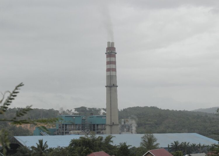 Cerobong asap PLTU Ombilin (Foto: Habil Ramanda)