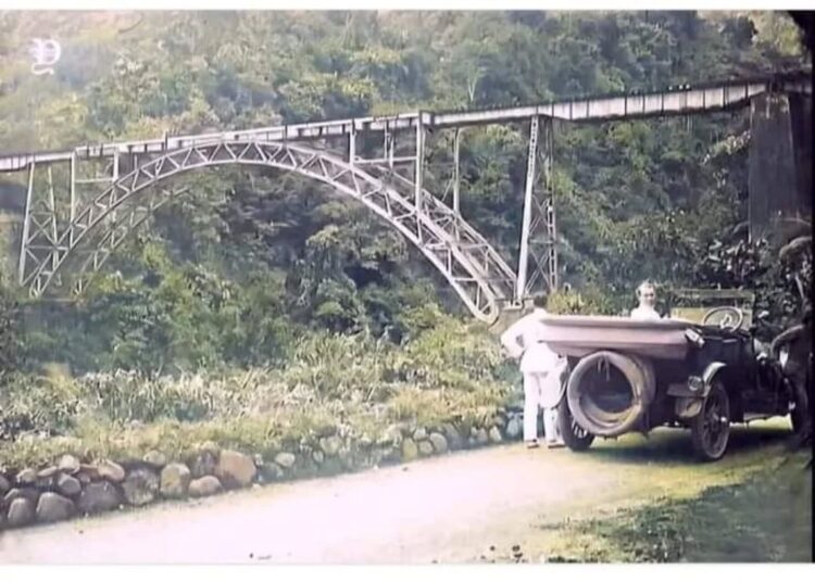 Potret Jembatan Tinggi Silaing, Kota Padang Panjang pada tahun 1920-an (foto: Instagram/Padang Panjang Banget)