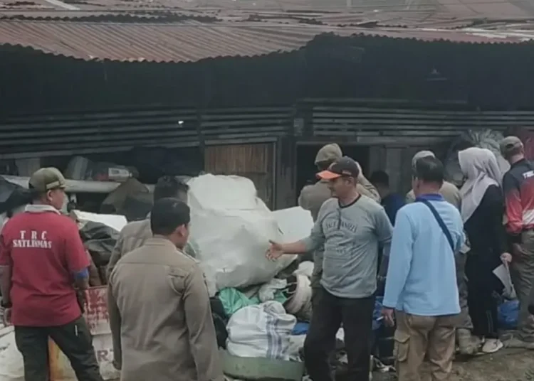 Petugas Satpol PP Kota Padang menertibkan tempat pengepul barang bekas di Padang karena menggunakan bahu jalan (foto: Satpol PP Kota Padang)