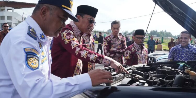 Pj Wali Kota Padang Panjang memeriksa kendaraan dinas Pemko (foto: Diskominfo Padang)