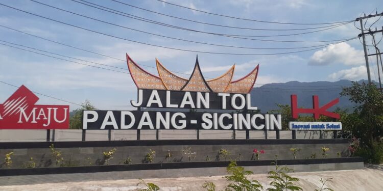 Gerbang Jalan Tol Padang-Sicincin (foto: Aini/Sumbarkita)