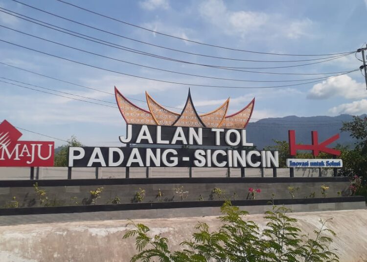 Gerbang Jalan Tol Padang-Sicincin (foto: Aini/Sumbarkita)