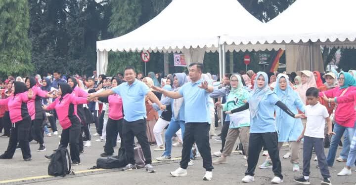 Kegiatan senam massal pada rangkaian kegiatan HUT Dharmasraya ke-21 tahun.