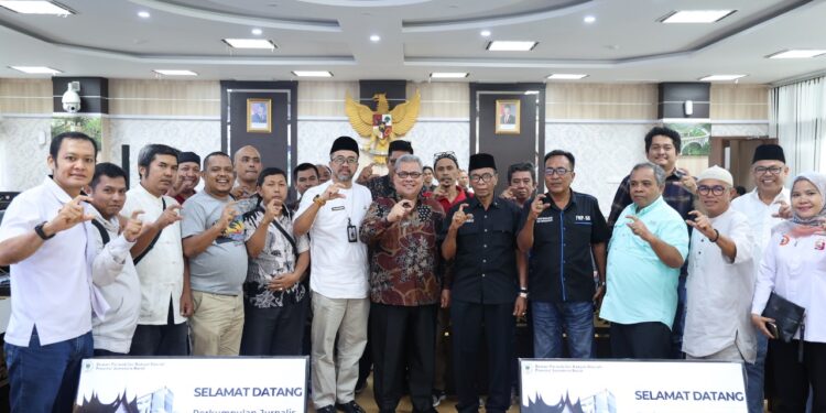 Ketua DPRD Provinsi Sumbar Muhidi menerima audiensi dari Perkumpulan Jurnalis Keterbukaan Informasi Publik Sumbar pada Jumat (3/1).