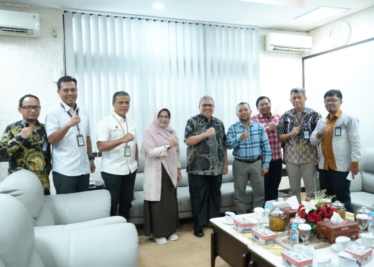 Ketua DPRD Sumbar Muhidi menerima kunjungan Kepala Kakanwil DJPb Sumbar, Syukriah HG.