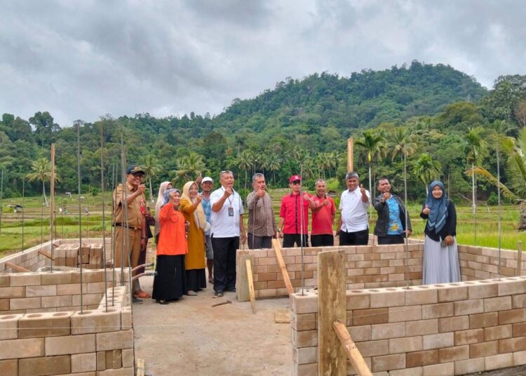 PT Semen Padang melakukan Program Bedah Rumah kepada satu keluarga di Kota Padang.