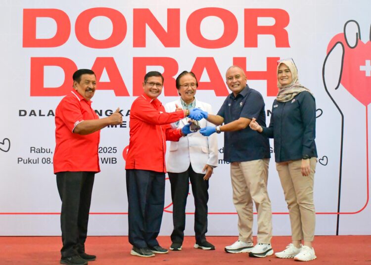 PT Semen Padang menyerahkan 346 kantong darah ke PMI Kota Padang dalam kegiatan Peduli Kemanusiaan Donor Darah.