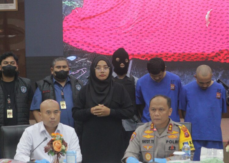 Kapolda Sumbar Irjen Pol Gatot Tri Suryanta memimpin konferensi pers pengungkapan kasus pembunuhan pria asal Payakumbuh yang dibuang ke jurang Sitinjau Lauik, Selasa (21/1).