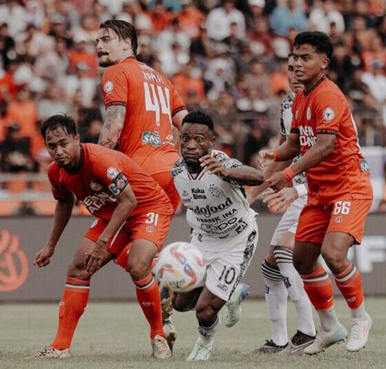 Semen Padang FC menghadapi Bali United di Stadion Agus Salim Padang, Senin (21/1). Foto: Dok. Bali United