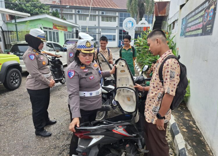 Personil Ditlantas Polda Sumbar tertibkan motor pelajar yang melanggar peraturan berlalu lintas