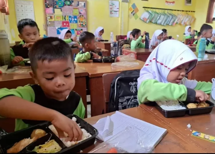 Satu daerah di Sumbar yakni Pariaman mulai melaksanakan pemberian program Makan Bergizi Gratis, Senin (6/1).
(Foto: Kominfo Pariaman)