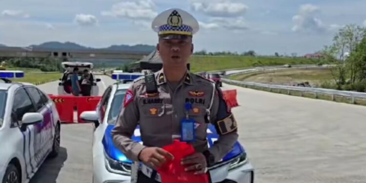 Petugas kepolisian melaporkan kondisi arus lalu lintas di Tol Padang-Sicincin, Kamis (2/1).