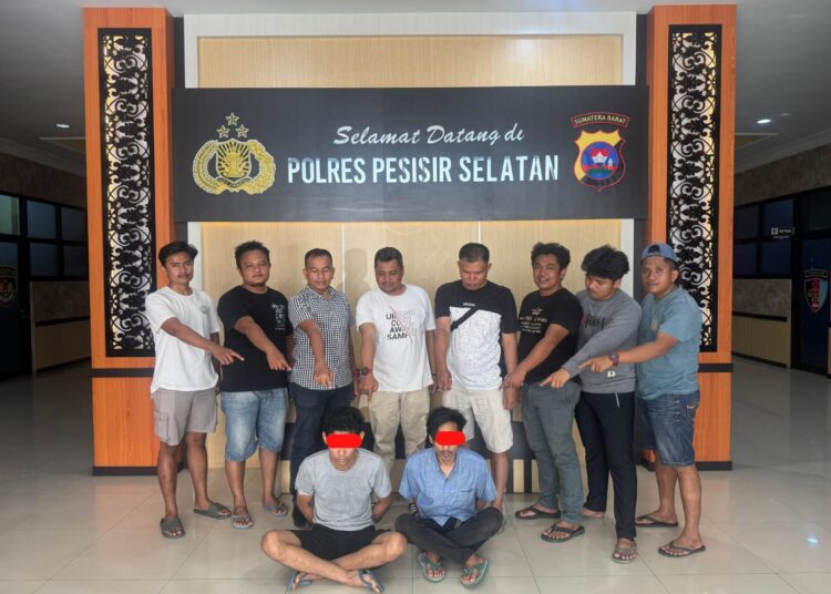 Personil Satuan Resnarkoba Polres Pesisir Selatan menangkap dua terduga pengedar sabu-sabu di Painan pada Kamis (30/1/2025) siang. FOTO: Dokumentasi Polres Pesisir Selatan.