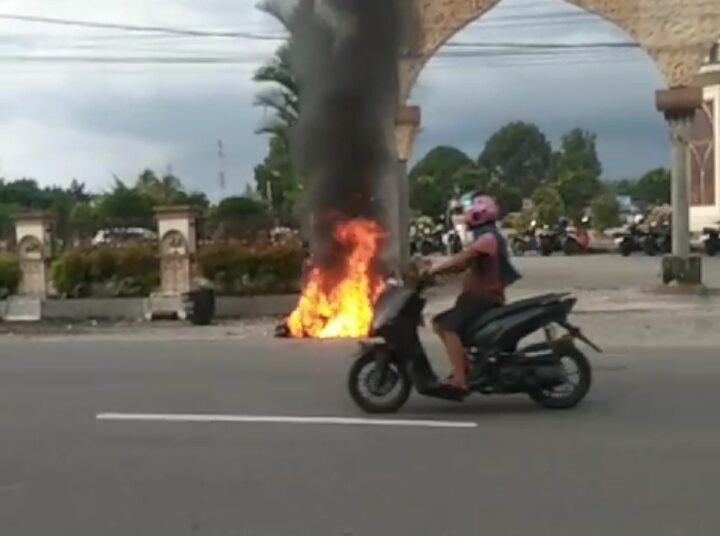 Pemotor nekat bakar motornya karena tak terima ditilang polisi di Pasaman Barat.