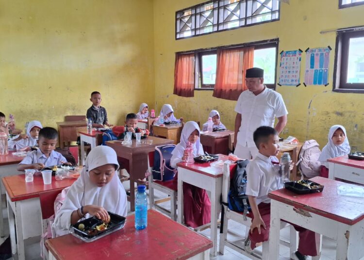 Pemberian program makan bergizi gratis di Pariaman, Senin (6/1). (Foto: Diskominfo)