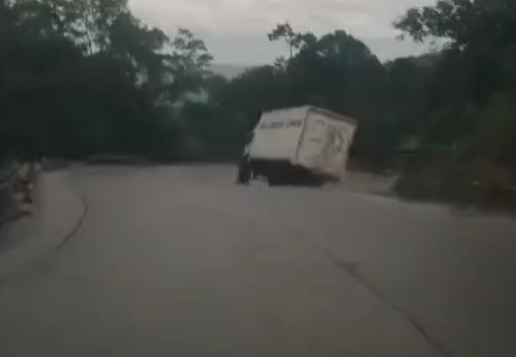 Truk mogok di Sitinjau Lauik, Senin (13/1).