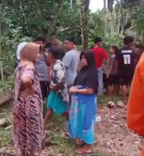 Pria ditemukan meninggal di kebun warga di Simpang 3 Pagatian, Korong Padang Olo, Nagari Kuranji Hilir, Kecamatan Sungai Limau, Kabupaten Padang Pariaman pada Senin (20/1)