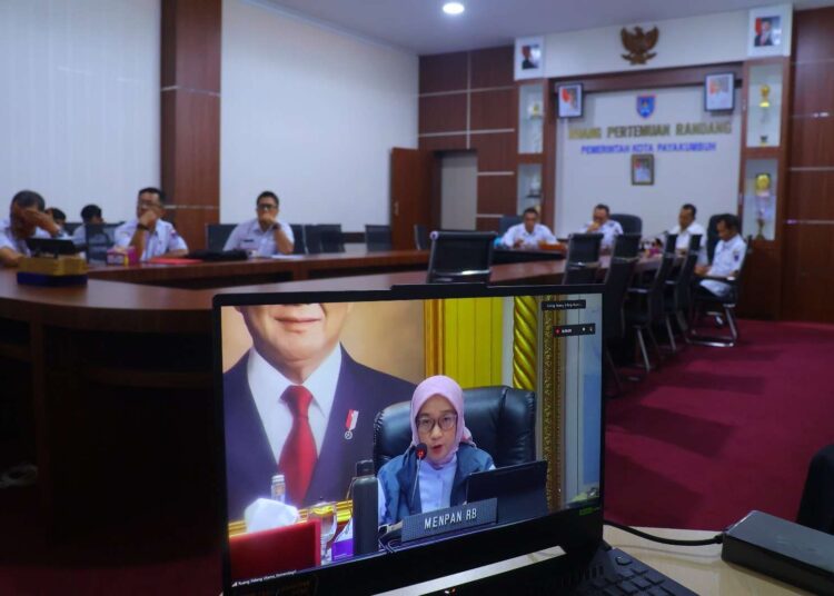 Jajaran Pemko Payakumbuh mengikuti rapat virtual terkait penyelesaian pendataan tenaga nonASN melalui Zoom Meeting, Rabu (8/1/2025). (Foto: Pemko Payakumbuh)