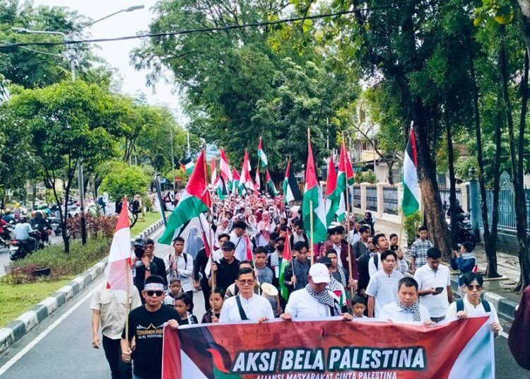 Ratusan massa Aliansi Masyarakat Cinta Palestina menggelar Aksi Pro Al-Quds di Kota Padang pada Minggu (23/2). 