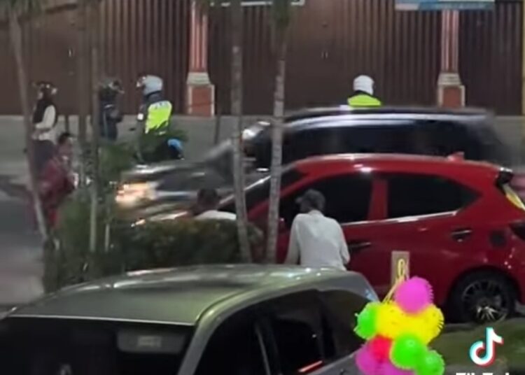 Tangkap layar video viral polisi tilang pemotor di Padang.