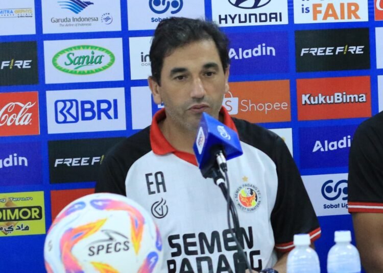 Pelatih Semen Padang FC, Eduardo Almeida. Foto: Sumbarkita.id/Habil Ramanda