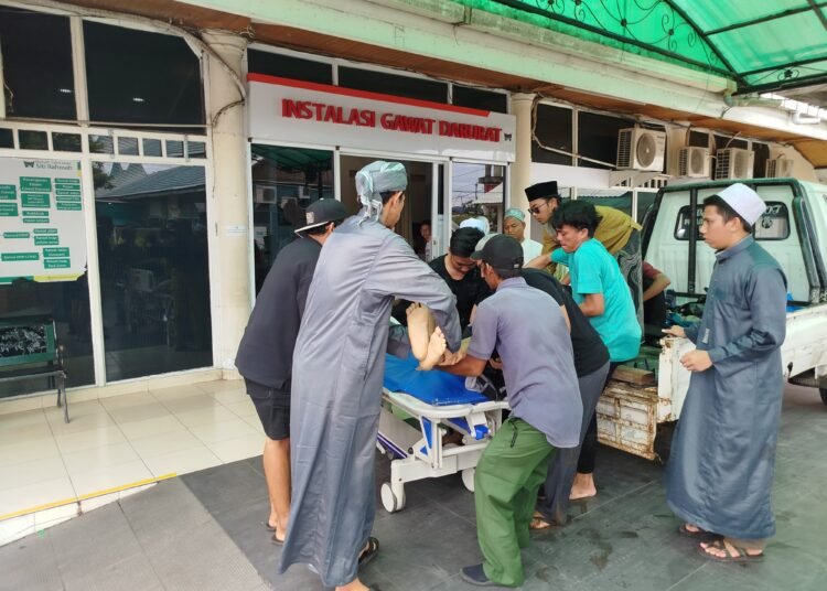 Santri bernama Alwiansyah (22) dari Pesantren Daya Al Ikhlas, Kabupaten Aceh Utara, dibawa ke RSI Siti Rahmah setelah tenggelam di Bendungan Lubuk Rayo, Kelurahan Lubuk Minturun, Kecamatan Koto Tangah, Kota Padang, Minggu (23/2). Foto: Habil Ramanda