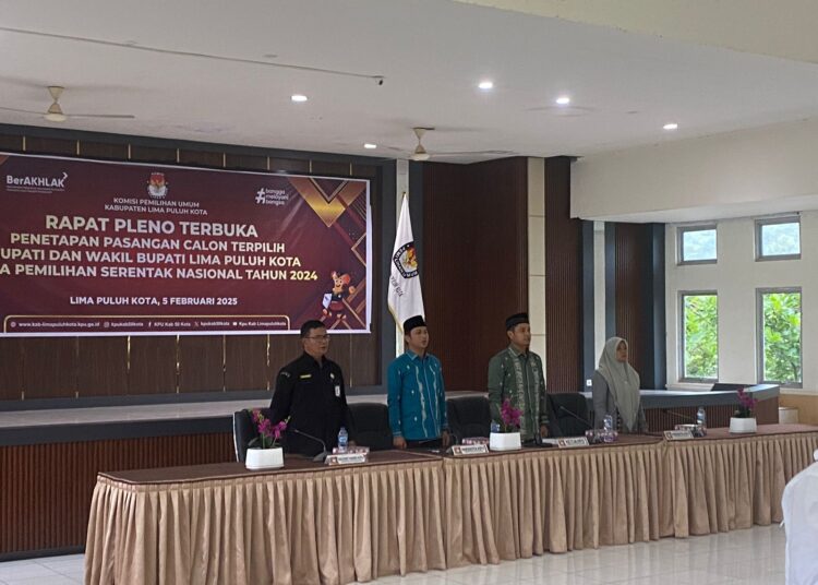 KPU Lima Puluh Kota menetapkan pasangan calon bupati nomor urut 3, Safni-Ahlul Badrito Resa, sebagai pemenang pilkada kabupaten tersebut dalam rapat pleno di Aula Kantor Bupati Limapuluh Kota, Rabu (5/2). Foto: Farhan Faridho/Sumbarkita