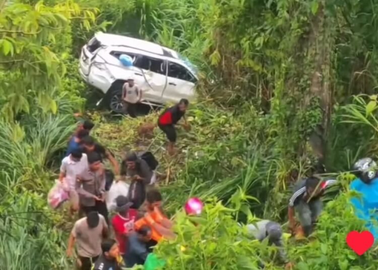 Mobil terjun ke jurang di kawasan Jalan Baru Guguak Kabupaten Solok pada Sabtu (22/2) sore sekira pukul 18.00 WIB. Foto: Ist