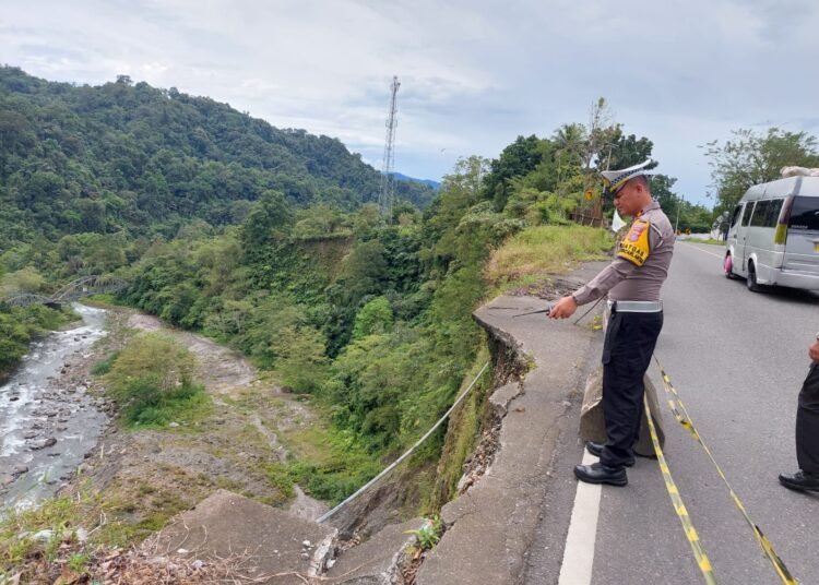 Jalan Nasional Lintas Padang-Bukittinggi, tepatnya di Malibo Anai Anai, Kecamatan 2X11 Kayu Tanam, Padang Pariaman, Sumatera Barat, longsor.