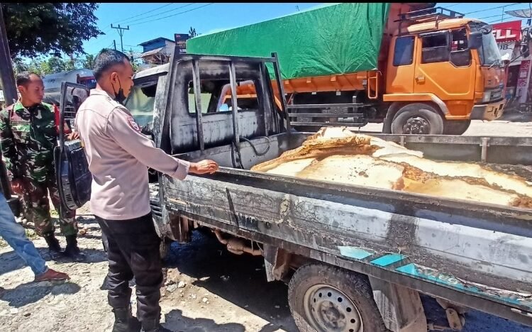 Pikap terbakar di Jalan Padang-Bukittinggi, Kamis (6/2).