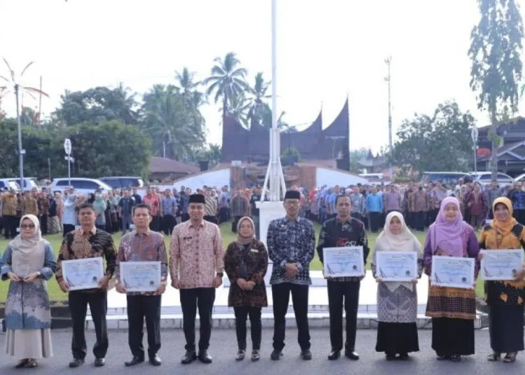 Sejumlah ASN foto bersama dengan Wakil Wali Kota Solok usai apel penyambutan tahun baru 2025