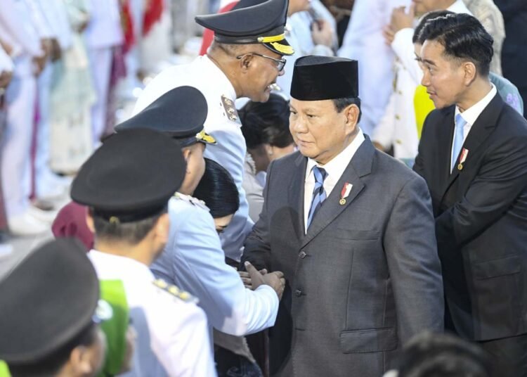 Presiden Prabowo Subianto (kedua kanan) bersama Wakil Presiden Gibran Rakabuming Raka (kanan) memberikan ucapan selamat kepada para kepala daerah usai dilantik di kompleks Istana Kepresidenan, Jakarta, Kamis (20/2/2025). (ANTARA FOTO/Hafidz Mubarak A/tom).