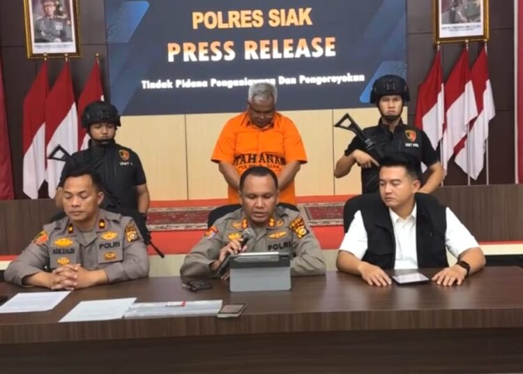 Tersangka UP dihadirkan saat konferensi pers di Mapolres Siak, Senin (10/2). Foto: Ist