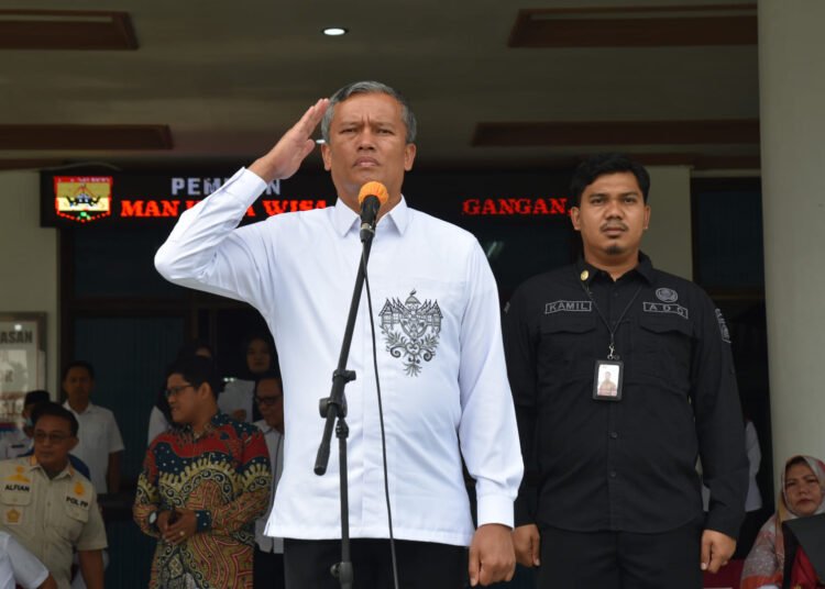 Pj Wali Kota Pariaman saat apel gabungan di lingkungan Pemko Pariaman (foto: Diskominfo Pariaman)