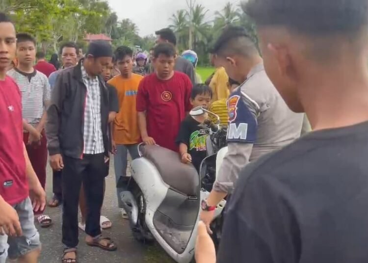 Satlantas Polres Pariaman mengevakuasi motor korban. Ist