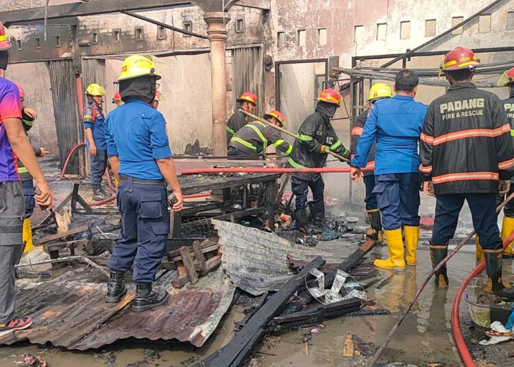 Pasca kebakaran di kawasan Tabing Kota Padang pada Selasa (4/2) yang menghanguskan lima petak bangunan.