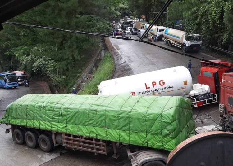 Truk tersangkut di tikungan di Sitinjau Lauik dan menyebabkan macet pada Rabu (5/2).