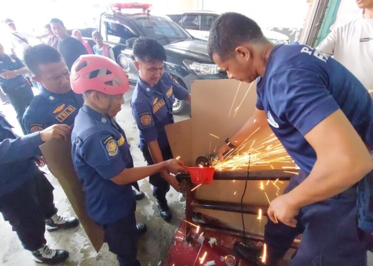 Petugas Pemadam Kebakaran (Damkar) Kota Padang berhasil menyelamatkan Ragil (4), bocah yang tangannya terjepit dalam pipa besi pegangan tangga di Pasar Raya Fase 1 pada Jumat (7/2) sore. IST