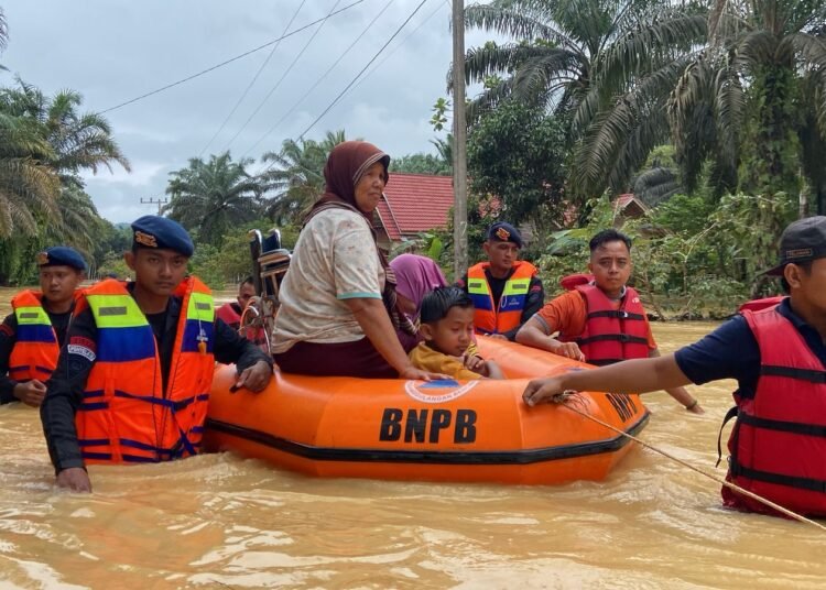 BPBD Dharmasraya, TNI, Polri, dan warga mengevakuasi warga korban banjir di Kecamatan Timpeh, Dharmasraya, Jumat (21/2). Foto: BPBD Dharmasraya