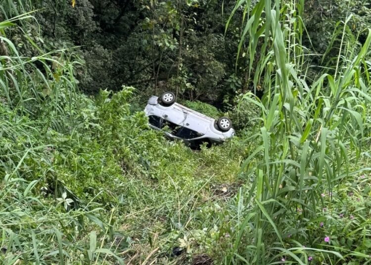 Satu mobil Toyota Avanza terjun ke dalam jurang sedalam 10 meter di Panorama Dua, Sitinjau Lauik, Kelurahan Indarung, Kecamatan Lubuk Kilangan, Kota Padang, pada Jumat (14/2) sore. Foto: IST