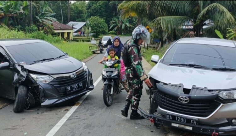 Dua mobil bertabrakan di Jalan Korong Kandang Gadang, Nagari Toboh Gadang, Kecamatan Sintuk Toboh Gadang, Padang Pariaman, pada Rabu (19/2) sekitar pukul 11.00. Foto: IST