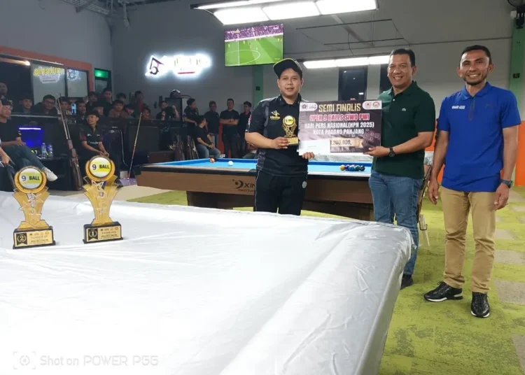 Pj Wali Kota Padang Panjang menyerahkan hadiah kepada pemenang Turnamen 9 Ball Open (foto: Diskominfo Padang Panjang)