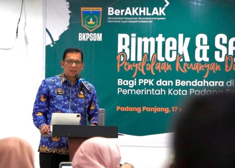 Pj Wali Kota, Sonny Budaya Putra saat membuka Bimtek dan Sertifikasi Pengelolaan Keuangan Daerah (foto: Diskominfo Padang Panjang)