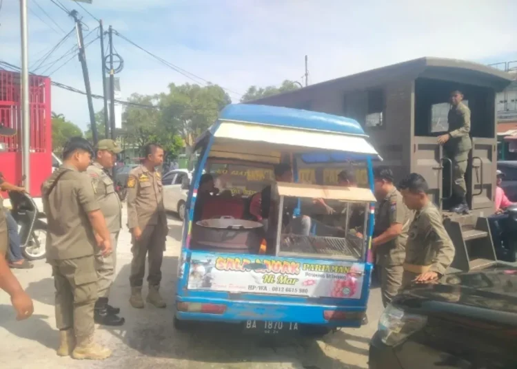 Lapak PKL ditertibkan Satpol PP Kota Padang (foto: Instagram/ Satpol PP Kota Padang)