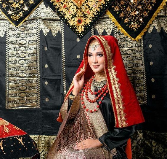 Baju Pengantin Koto Gadang (foto: West Sumatra 360)